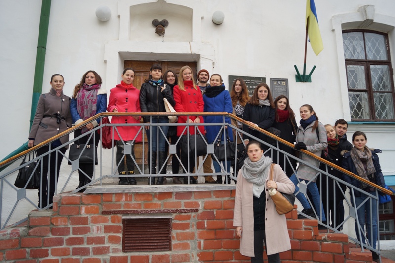 Біля Архіву Музею