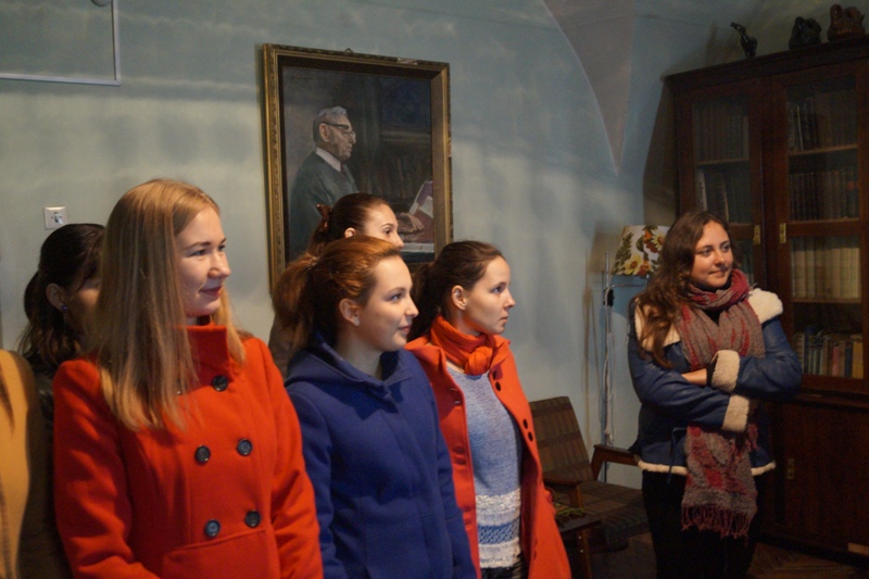 У Меморіальній Майстерні Художника М Глущенка